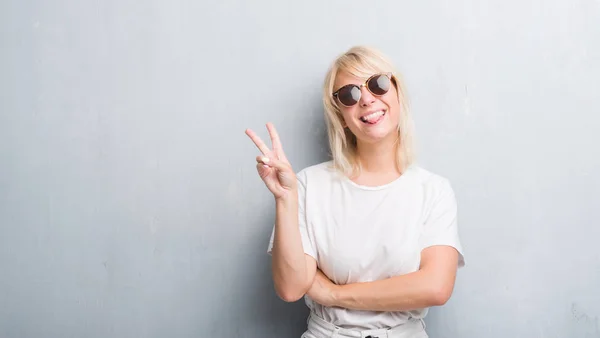 Mujer Caucásica Adulta Sobre Pared Gris Grunge Usando Gafas Sol —  Fotos de Stock