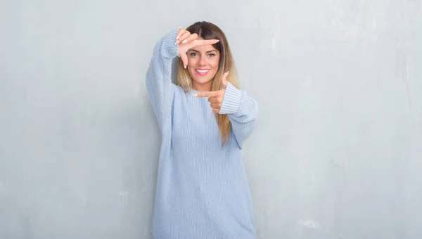 Młoda Kobieta Dorosłych Mur Szary Tło Sobie Ubranie Zimowe Uśmiechający — Zdjęcie stockowe