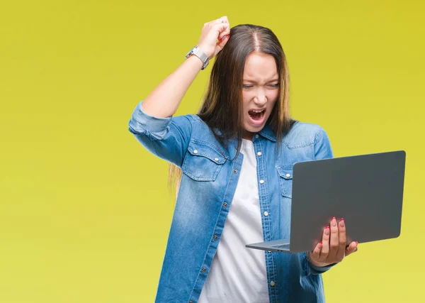 Молода Біла Жінка Використовує Ноутбук Над Ізольованим Тлом Роздратований Розчарований — стокове фото