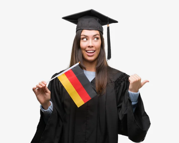 Joven Mujer Hispana Vestida Con Uniforme Graduado Sosteniendo Bandera Alemania —  Fotos de Stock