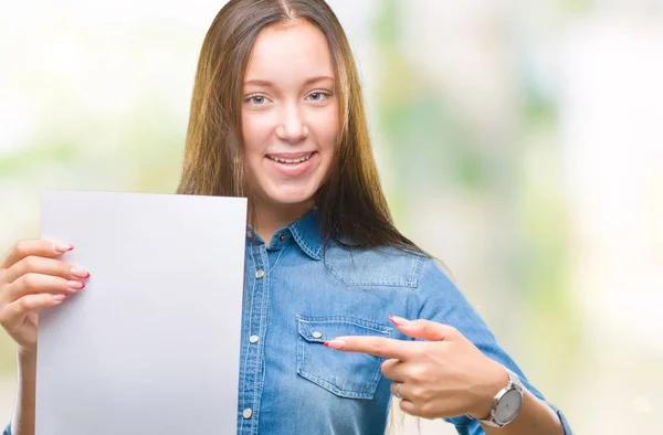 Giovane Donna Caucasica Possesso Foglio Carta Bianco Sfondo Isolato Molto — Foto Stock