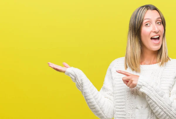 Jovem Mulher Bonita Vestindo Camisola Inverno Sobre Fundo Isolado Espantado — Fotografia de Stock