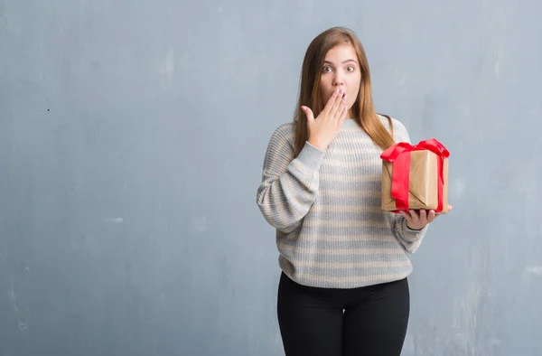 Young Adult Woman Grey Grunge Wall Holding Present Cover Mouth — Stock Photo, Image