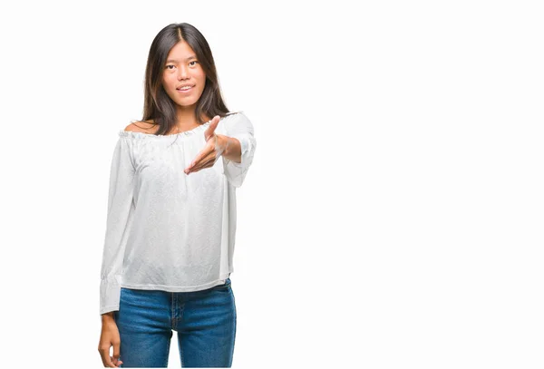 Молодая Азиатка Изолированном Фоне Улыбается Дружелюбно Предлагая Рукопожатие Качестве Приветствия — стоковое фото