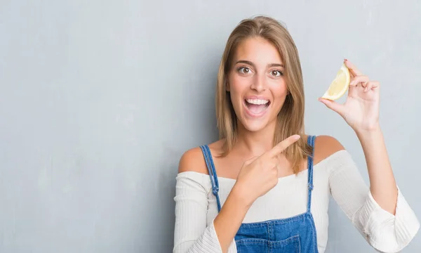 Schöne Junge Frau Über Grunge Grauer Wand Mit Zitronenscheibe Sehr — Stockfoto