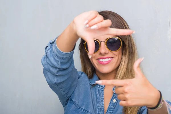 Mujer Adulta Joven Sobre Pared Gris Grunge Usando Gafas Sol — Foto de Stock