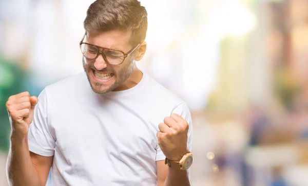 Junger Gutaussehender Mann Mit Brille Vor Isoliertem Hintergrund Sehr Glücklich — Stockfoto