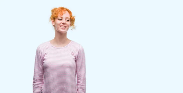 Unga Rödhårig Kvinna Tittar Bort Till Sida Med Leende Ansikte — Stockfoto
