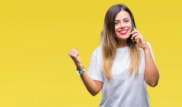 Junge Schöne Frau Telefoniert Mit Smartphone Über Isolierten Hintergrund Schreit — Stockfoto