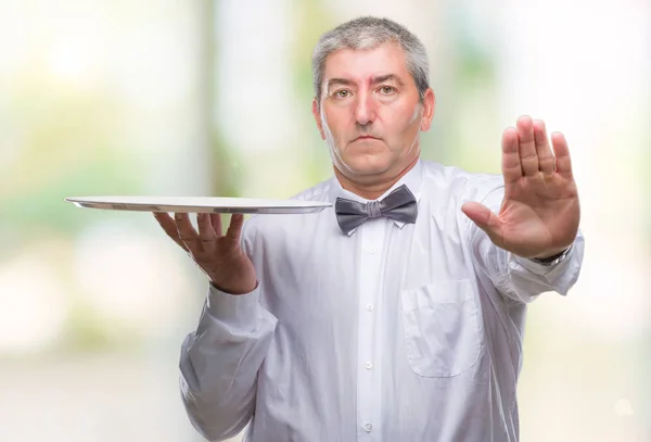 Bell Uomo Anziano Cameriere Tenendo Vassoio Argento Sfondo Isolato Con — Foto Stock