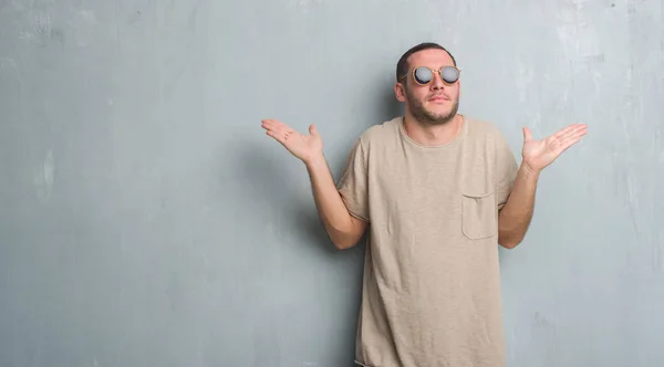 Hombre Caucásico Joven Sobre Pared Gris Grunge Usando Gafas Sol — Foto de Stock