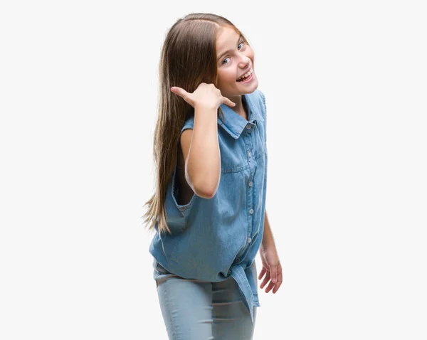 Menina Bonita Jovem Sobre Fundo Isolado Sorrindo Fazendo Gesto Telefone — Fotografia de Stock