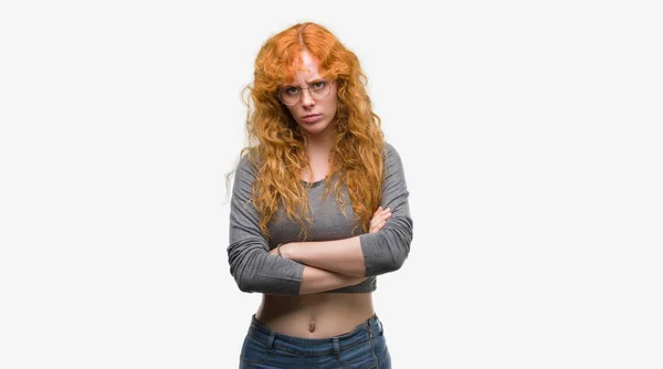 若い赤毛の女性懐疑論者と組んだ腕で顔の神経 不賛成の式 否定的な人 — ストック写真