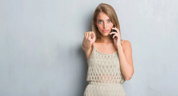 Hermosa Mujer Joven Sobre Pared Gris Grunge Hablando Por Teléfono — Foto de Stock