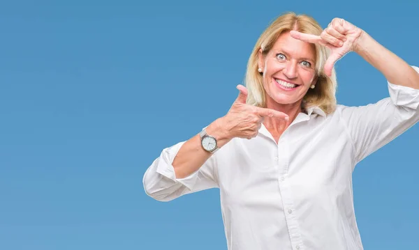 Donna Affari Bionda Mezza Età Sfondo Isolato Sorridente Facendo Cornice — Foto Stock