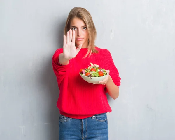 Belle Jeune Femme Sur Mur Gris Grunge Manger Salade Tomates — Photo
