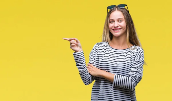 Jovem Mulher Loira Bonita Usando Óculos Sol Sobre Fundo Isolado — Fotografia de Stock