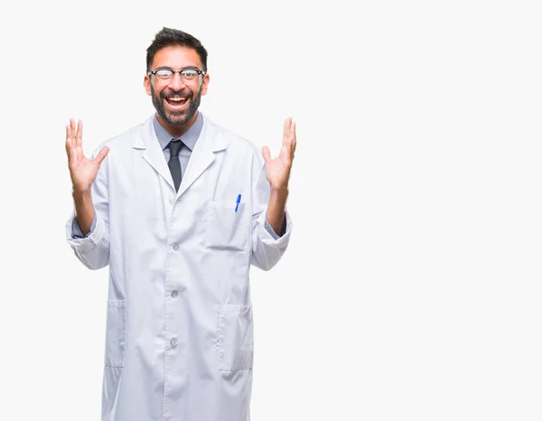 成年西班牙裔科学家或医生穿白色大衣在孤立的背景庆祝疯狂和惊讶的成功与手臂举起 睁开眼睛尖叫兴奋 赢家理念 — 图库照片