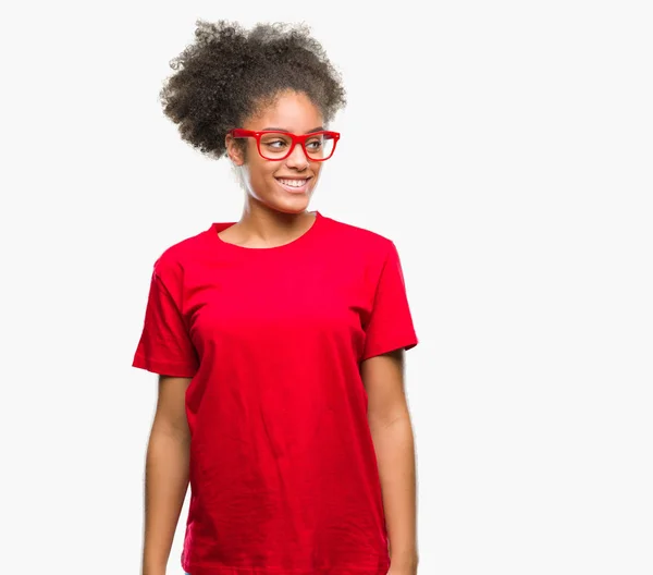 Молодая Афро Американка Очках Изолированном Фоне Смотрит Сторону Улыбкой Лице — стоковое фото