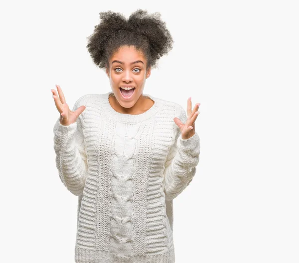 Młody Afro American Kobieta Sobie Sweter Zimowy Nad Białym Tle — Zdjęcie stockowe