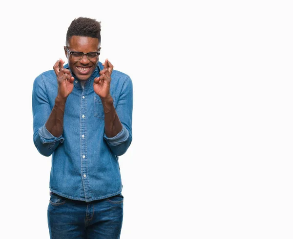 Jovem Afro Americano Sobre Fundo Isolado Sorrindo Cruzando Dedos Com — Fotografia de Stock