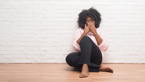 Young African American Woman Sitting Floor Home Shocked Covering Mouth — Stock Photo, Image