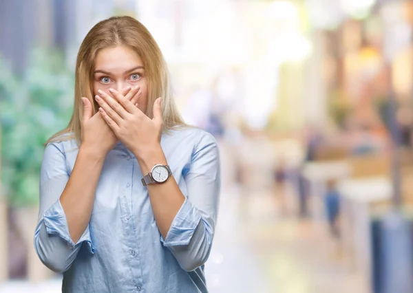 Jonge Kaukasische Zakenvrouw Geïsoleerde Achtergrond Geschokt Mond Met Handen Voor — Stockfoto