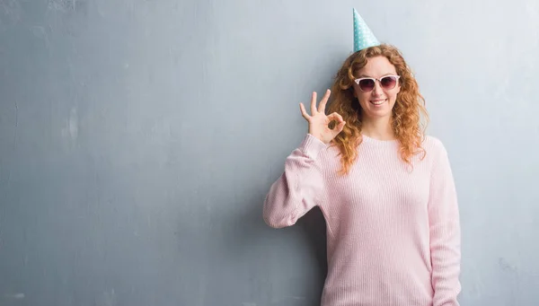 Jovem Ruiva Sobre Parede Grunge Cinza Usando Boné Aniversário Fazendo — Fotografia de Stock