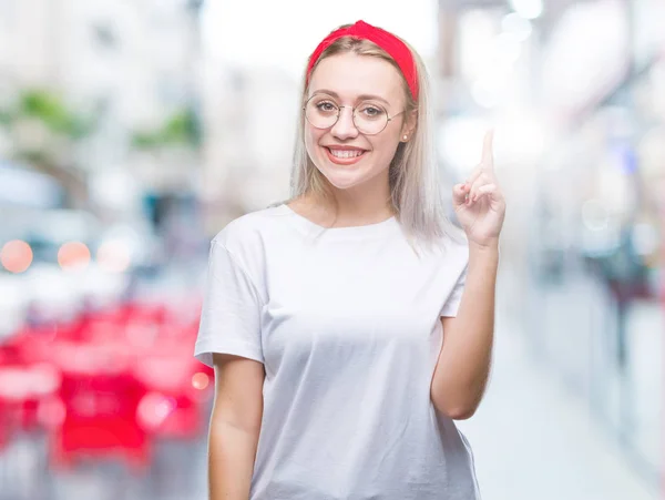 Giovane Donna Bionda Che Indossa Occhiali Sfondo Isolato Puntando Dito — Foto Stock