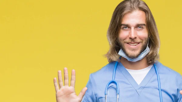 Üzerinde Uzun Saçlı Genç Yakışıklı Doktor Adam Arka Plan Gösteren — Stok fotoğraf