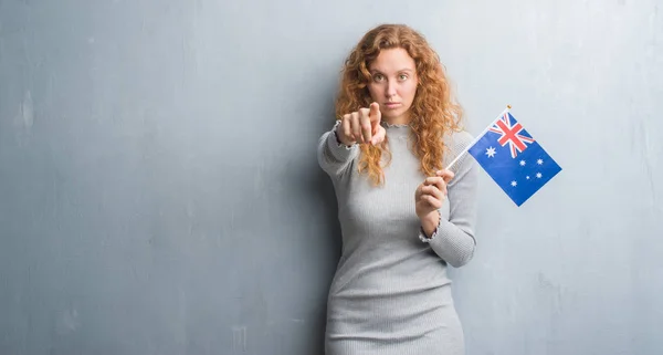 Joven Pelirroja Sobre Pared Grunge Gris Sosteniendo Bandera Australia Señalando —  Fotos de Stock
