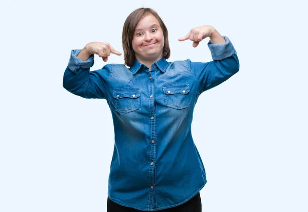 Mujer Adulta Joven Con Síndrome Sobre Fondo Aislado Sonriendo Confiado —  Fotos de Stock