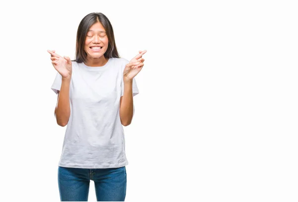 Jonge Aziatische Vrouw Geïsoleerde Achtergrond Glimlachend Kruising Vingers Met Ogen — Stockfoto