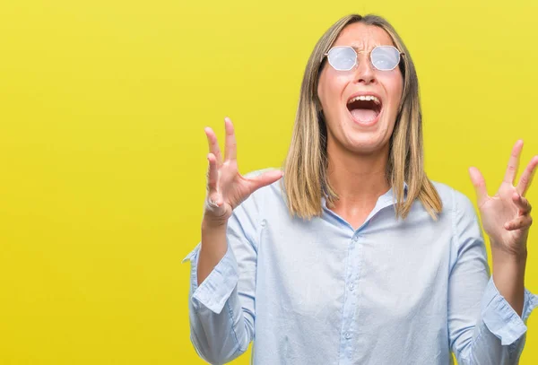 Jovem Mulher Bonita Vestindo Óculos Sol Sobre Fundo Isolado Louco — Fotografia de Stock