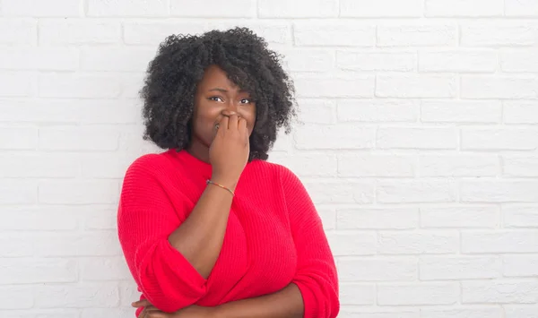 Jonge Afrikaanse Amerikaan Grootte Vrouw Witte Bakstenen Muur Zoek Gestresst — Stockfoto