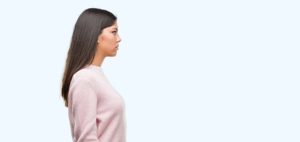 Joven Mujer Hispana Hermosa Usando Suéter Mirando Lado Pose Perfil —  Fotos de Stock