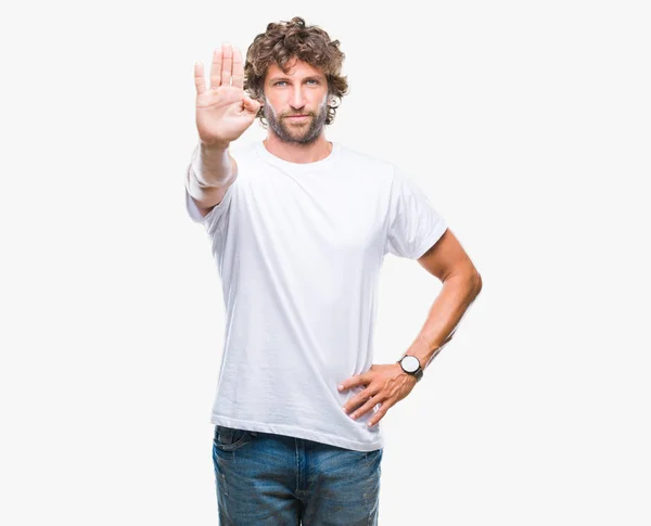 Przystojny Hiszpanin Model Mężczyzna Białym Tle Robi Stop Śpiewać Dłoni — Zdjęcie stockowe