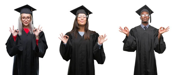 一群穿着大学服装的年轻学生在孤立的背景下毕业时穿制服放松 微笑着闭着眼睛用手指做冥想手势 瑜伽概念 — 图库照片