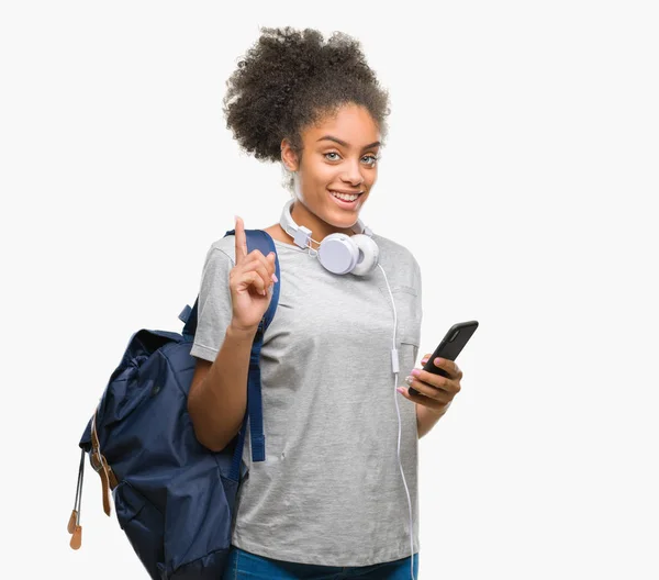 Junge Schöne Afroamerikanische Studentin Mit Rucksack Über Isoliertem Hintergrund Überrascht — Stockfoto