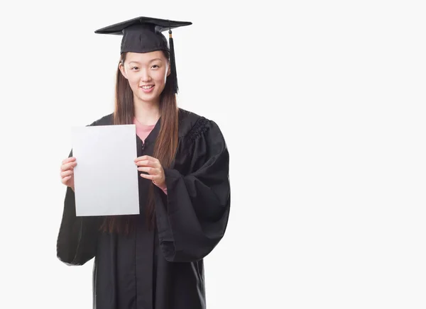 Unga Kinesiska Kvinnan Bär Graduate Uniform Håller Papper Examen Med — Stockfoto