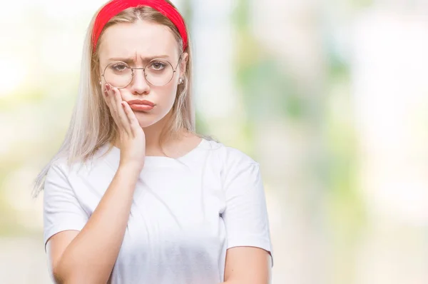 Mujer Rubia Joven Con Gafas Sobre Fondo Aislado Pensando Que — Foto de Stock