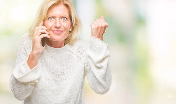 Blonde Frau Mittleren Alters Die Auf Dem Smartphone Über Isolierten — Stockfoto