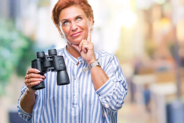 Senior Kaukasische Frau Blickt Durch Ferngläser Über Isolierten Hintergrund Ernstes — Stockfoto