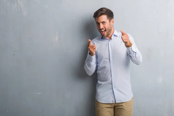 Schöner Junger Geschäftsmann Über Grauer Grunge Wand Mit Elegantem Hemd — Stockfoto
