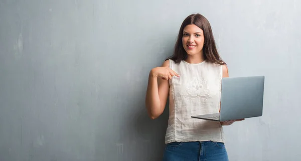 Ung Brunett Kvinna Över Grunge Grå Väggen Med Dator Laptop — Stockfoto