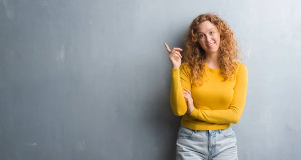 Giovane Donna Rossa Sopra Muro Grigio Grunge Molto Felice Che — Foto Stock