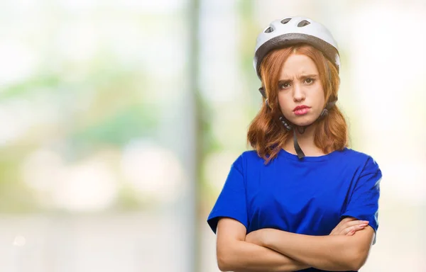 Junge Schöne Frau Mit Fahrradhelm Über Isoliertem Hintergrund Skeptisch Und — Stockfoto