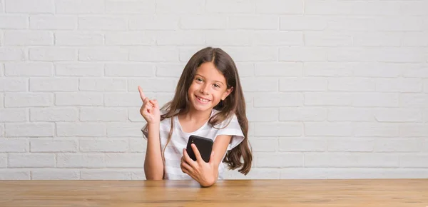 Jonge Latino Jongen Zittend Tafel Met Behulp Van Smartphone Erg — Stockfoto