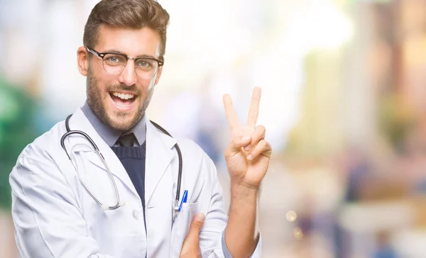 Jonge Knappe Dokter Man Geïsoleerde Achtergrond Glimlachend Met Blij Gezicht — Stockfoto
