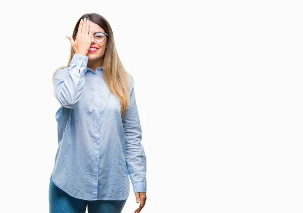 Jovem Mulher Negócios Bonita Usando Óculos Sobre Fundo Isolado Cobrindo — Fotografia de Stock